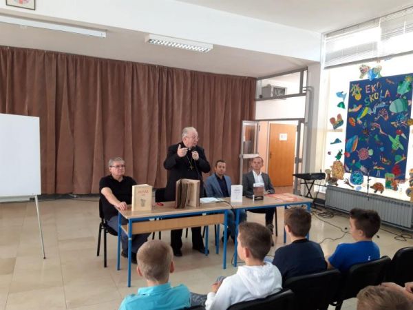 Biskup Mile Bogović i profesor Božidar Petrač predstavili glagoljicu našim učenicima