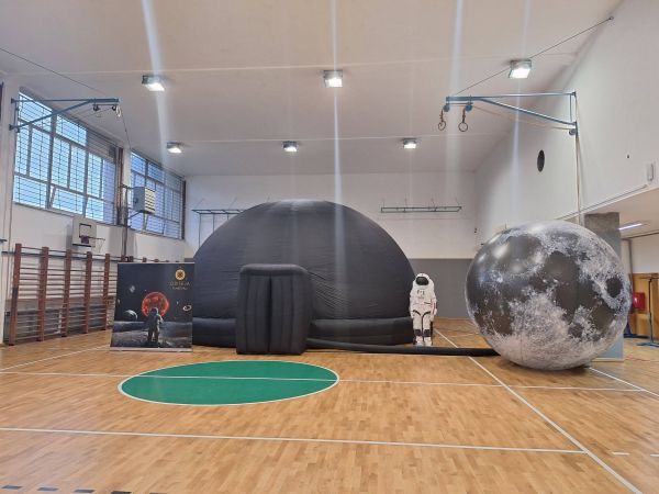 Svemir u našoj dvorani: Planetarij „Odiseja” oduševio učenike razredne nastave