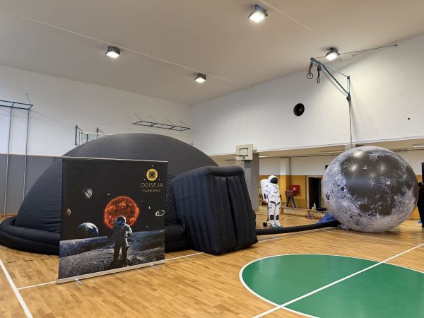 Svemir u našoj dvorani: Planetarij „Odiseja” oduševio učenike razredne nastave