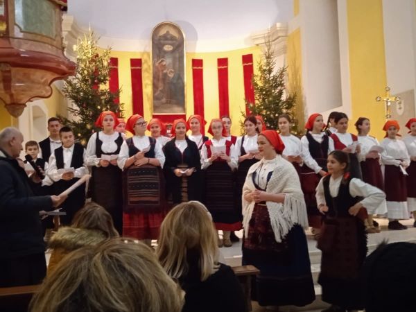 Naša folklorna skupina ”Degenija” održala nastup u gospićkoj katedrali
