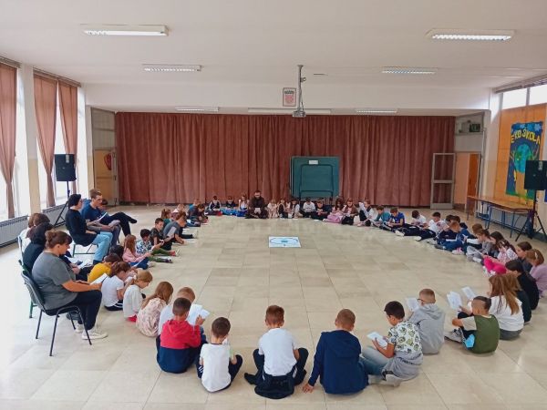 Molitvena akcija „Milijun djece moli krunicu“ u našoj školi Molitvena akcija „Milijun djece moli krunicu“ u našoj školi